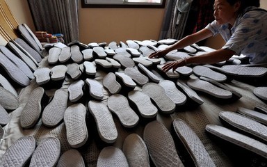 行將消失的技藝--“千層底”-世界服裝鞋帽網(wǎng)-行業(yè)門戶.全國十佳電子商業(yè)行業(yè)門戶網(wǎng)站 行業(yè)精英 業(yè)界人才 行業(yè)新聞 買賣信息 供求信息 圖片素材