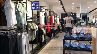 快時(shí)尚男裝貨架擺設(shè)圖片 鐵木結(jié)合男裝貨架新款實(shí)拍圖